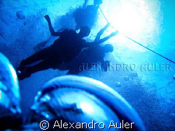 Divers at Pirapama's wreck . Recife coast. Brazil's north... by Alexandro Auler 
